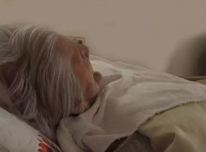 Senki se törődött a haldokló nénivel, ám, mikor rájöttek, ki ő, mindenkit mardosott a bűntudat