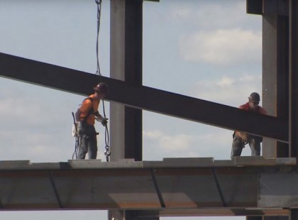 Szívszorító! Közvetlenül a kórház mellett egy építkezés zajlott. De amit a munkások láttak az egyik ablakban, arra nincsenek szavak. Ezt „válaszolták” rá!