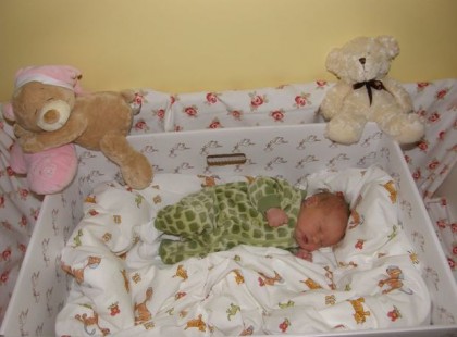 EZÉRT ALSZANAK DOBOZBAN A FINN CSECSEMŐK!