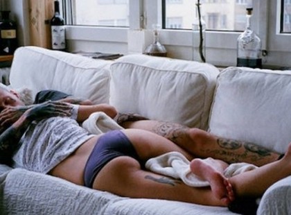 MEGÁLLT AZ ÜTŐ AZ APÁBAN A MEZTELEN IDEGEN LÁTTÁN, ÁM NEM AGYALT SOKÁIG...