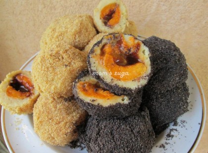 A recept nagyon régi, egy kedves szomszéd nénitől, Kató nénitől tanultam az elkészítését. Sajnos ő már nincs közöttünk, de a receptje remélem örök emléket állít neki. A legjobb gombóc a világon fotókkal lépésről lépésre