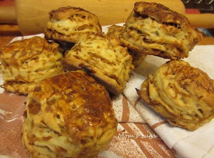 Először készítettem....nagy sikere volt! A káposztás kockához (cvekedli) elkészített pirított, párolt káposztát használtam az ízesítésére. Legelőször ezt kell elkészíteni és teljesen kihűteni. Fotókkal lépésről lépésre