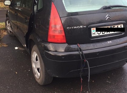 Ma éjjel feltörték, szétbarmolták a kocsimat Zuglóban a Vezér úton. Ellopták a fejegységemet, a mélyládámat, kitépték a kábeleket. A sors fintora, hogy a hülye gyökér benne hagyta a saját Citröen kulcsát a gyerekei képével. Kérem, aki felismeri a gyerekeket írjon. Köszönöm. Szebb napot!