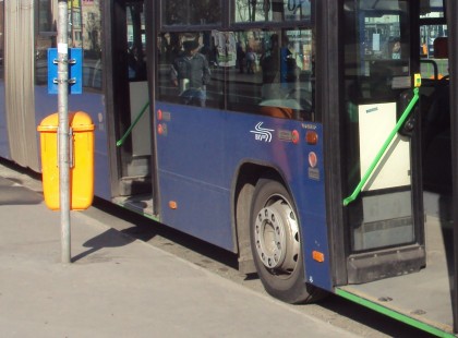 Fáradt volt a Győrben dolgozó lány, és elaludt a buszon. A buszsofőr igazi lovag volt