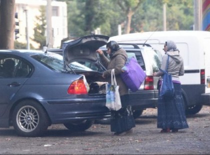 A két nő épp befejezte a kéregetést, majd bepakolt egy 3-as BMW-be!