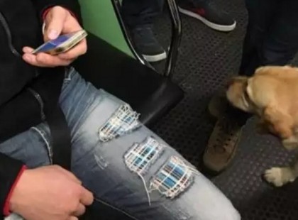 A vak nő felszállt a 3-as metróra, a srác pedig ordenáré módon reagált!