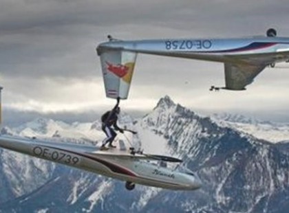 Elképesztő emberek! A videó megmutatja, hogy mi emberek mennyi leleményességgel és bátorsággal élünk. Vakmerő fiatalok, ötletes trükkök, vagy csak spontán véletlenek sorozata, ami itt zajlik. Nézd meg, nem fogsz hinni a szemednek. Ha tetszett a videó nyomj egy lájkot!