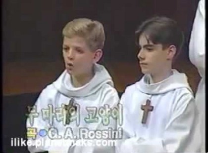 Nagyon jó videó ,már egy órája könnyezünk a nevetéstől, majdnem lefordultam a székről!