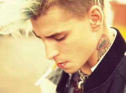 Ez a tetovált, punk srác szemrebbenés nélkül az idős néni arcába mondta a nagy igazságot!