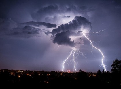 Ri­asz­tás: Hatalmas ,pusz­tító vi­harc­el­lák tar­ta­nak fe­lénk