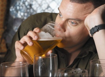 Ezt a fiatal magyar lányt zaklatta az alkoholista fickó, az idős bácsi azonban rögtön tudta, mit kell tenni!