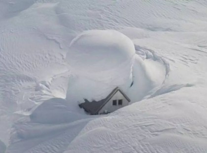 Pusztító havazás! Egyszerre zúdult le az egyméteres hótömeg