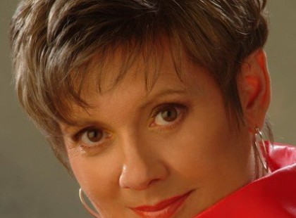 63 éves Katona Klári énekesnő. Isten éltesse, köszöntsük őt sok lájkkal!