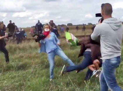 Kitüntették és pénzjutalmat vehetett át a migránsokat felrúgó magyar operatőrnő