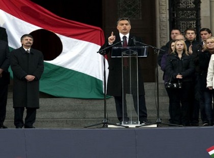 Figyelem!Kordonnal zárták le a Kossuth teret, őrök szorítják vissza a tüntetőket
