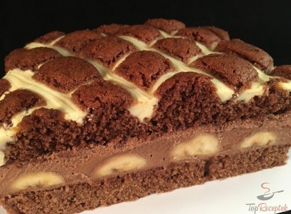 Hamis rácsos sütemény csokoládékrémmel és banánnal