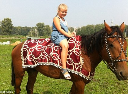 A SZÜLŐK EGY HÉTKÖZNAPI HIBÁT KÖVETTEK EL, ÉS EZ A GYÖNYÖRŰ KISLÁNY ÁRVÁN MARADT...