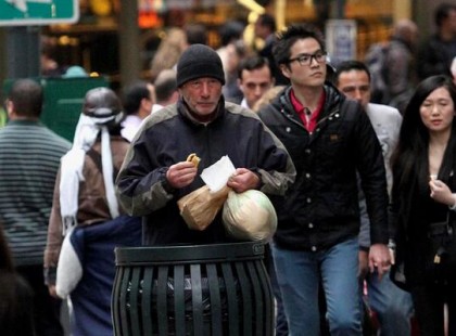 Adott a hajléktalannak egy szelet PIZZÁT… de szinte elájult, amikor megtudta, hogy ki ez a férfi!