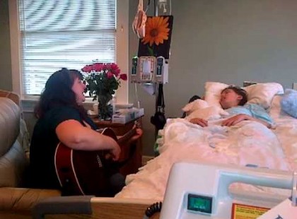 Míg a lánya meghal, az apa felvesz valami hihetetlenül szépet a telefonjával. Azta!