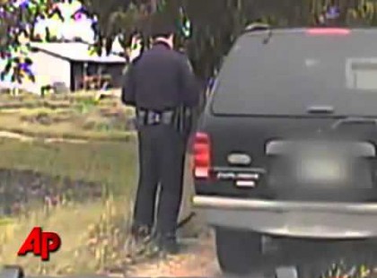 A rendőr épp büntetést szab ki mikor jön egy macska -amit a cica művel, nem bírjuk ki nevetés nélkül