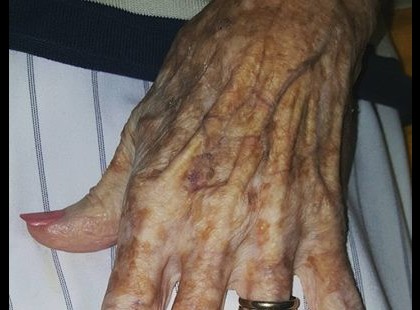 A szerény idős hölgy átlátszó körömlakkot kért… de a manikűrös olyat tett, amin mindenki elcsodálkozott!