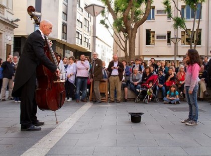 Először csak a nagybőgő kezd duruzsolni, ám a végére egészen kivételes zenei élmény lesz a dologból!