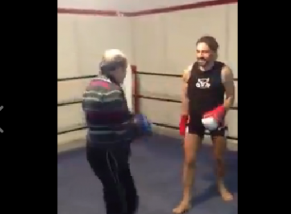 A FIATAL BOXOLÓ BESZÓLT AZ IDŐS ÚRNAK, AKI A TEREMBEN TÖLTÖTTE ÖREG NAPJAIT. NEM TETTE ZSEBRE, AMIT KAPOTT :D :D !