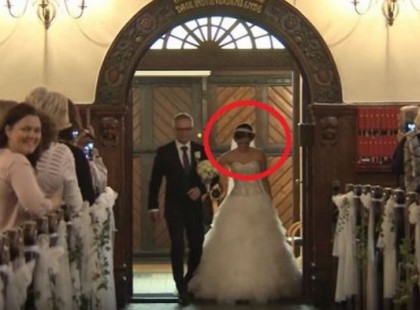 ELSÍRTA MAGÁT A FIÚ ATTÓL, AMIT ARÁJA TETT VELE! Ronny, a vőlegény meghatottan várakozott az oltárnál, a nászinduló elkezdődött, Maria már ott állt a templom ajtajában, apjába karolva, ám ekkor váratlan dolog történt! Az orgonista egyszer csak abbahagyta a zenét, a lány pedig felemelte másik karját.