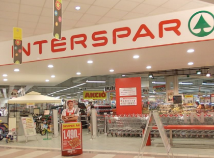 Egyfolytába követte a biztonsági őr a SPÁR-ban, erre ő az orra alá szellentett!!