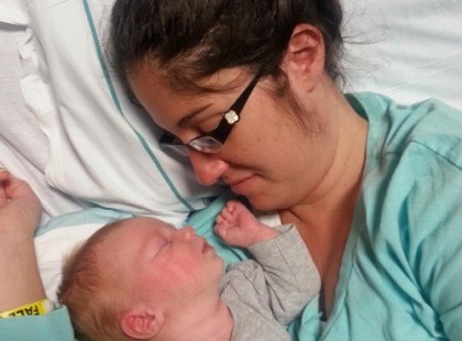 Megható az alvó édesanya gyermekével… de 10 perc után a gépek, az egész kórházban sípolni kezdtek!