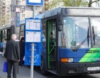 Ez a kisgyermek csak sírt és sírt. Ekkor a buszvezető különös dolgot mondott a mikrofonba: