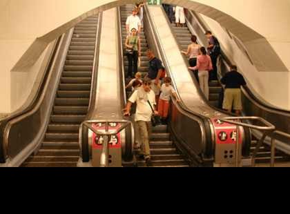 Épp léptem volna rá a mozgólépcsőre, mikor valaki megmarkolta a combom…