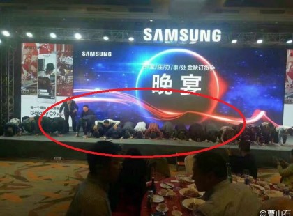 Samsung vezetői így borultak térdre és könyörögtek bocsánatért a robbanós telefon miatt!