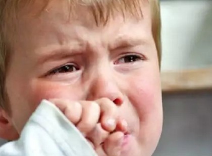 Az ártatlan kisfiú megkarcolta apja új kocsiját. Ekkor az apa elvesztette a fejét,és ezt a szörnyű dolgot tette a kisfiával!