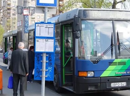 Ez a kisgyermek csak sírt és sírt. Ekkor a buszvezető különös dolgot mondott a mikrofonba: