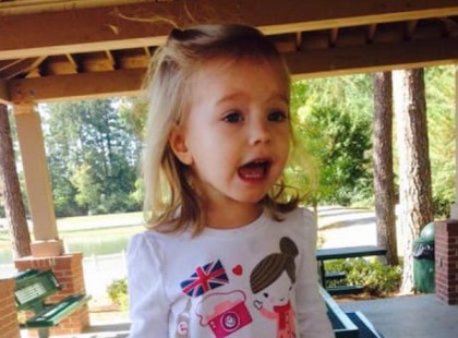 Ez a 4 éves kislány „leöregbácsizta” a férfit. Váratlan reakciója és válasza édesanyját könnyekig hatotta