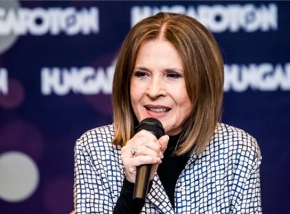 Gratulálunk!Koncz Zsuzsa megcsinálta 40. .-ik (negyvenedik!) albumát. Ez igen! Gratuláljunk neki sok lájkkal