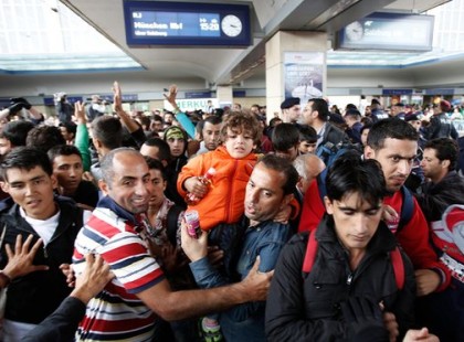 Bécs össze­rop­pan !Hú­sz­ezer mig­ráns ro­ha­moz­za meg Bé­cset.