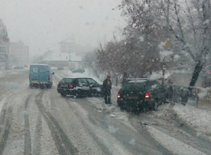 Hatalmas havazás .Több mint 2.000 ember áram nélkül maradt a hóvihar miatt, három autót megrongált egy kidőlt fa