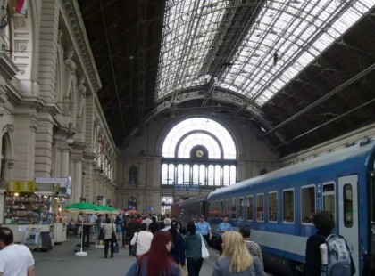 Amikor a nyugatinál leszólította egy jól öltözött, megnyerő külsejű srác, még nem sejthette, mi vár rá!