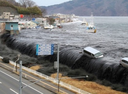 Tovább folytatódik a katasztrófasorozat, cunami követi a földrengést!