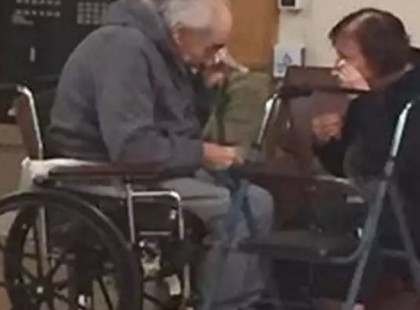 Az öreg néni egyszer csak azt mondta férjének a kórház folyosóján: álmos vagyok, lefekszem ide a kőre... Az oka egyszerűen felháborító