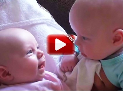 Elolvadsz a látványtól!Az apa kapta lencsevégre, ahogy ez a bébi ikerpár egymással beszélget.