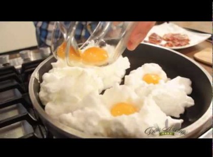 Tuti,hogy ilyen tükörtojást még biztos nem ettél. Egyszerű, de mégis szinte művészet ahogy kinéz. Elkészíteni pedig pofon egyszerű.