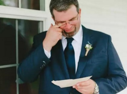 A vőlegény már az esküvőre készült, amikor szívszorító üzenetet talált a zakója zsebében!!!