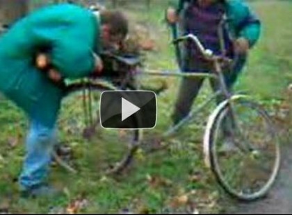 Ilyen amikor két részeg fát pakol!bepisilsz a röhögéstől ! Hatalmas videó :