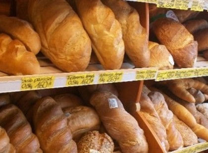 HARMINC SZÁZALÉKKAL DRÁGULHAT A KENYÉR JANUÁRTÓL - A minimálbért 17 % - al emelik , a nyugdíjakat , 0.9 % . al , természetesen a magyar és nem ukrán nyugdijakról van szó, a kenyeret 30 % - al , csupán csak azért , mert effektíve jobban teljesítünk ...hmm