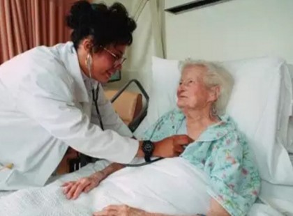 Behoztak a kórházba egy idős nénit.. A nővérkével való találkozása torokszorító!!