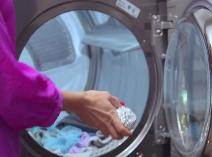 Alufóliából galacsint gyúrok, és bedobom a gépbe a mosáshoz! Ez egyszerűen zseniális!