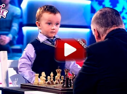 Egy 3 éves kisfiú sakkjátszmája Anatolij Karpov világbajnokkal! Hihetetlen a kiskrapek!